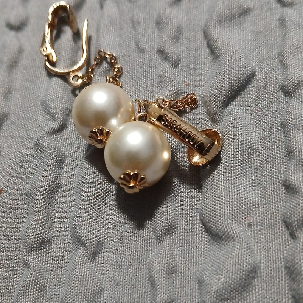 2/25👑Sarah Coventry Gold Pearl Drop Dangle Clip On Earrings - Picture 4 of 7